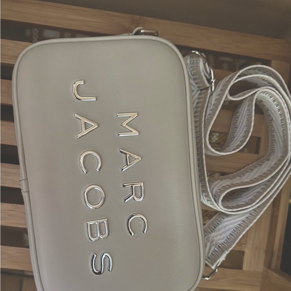 Marc Jacobs White Crossbody Bag with Silver Logo - Picture 2 of 6